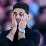 Gabriel Jesus z Arsenalu sa rozpráva so spoluhráčom Eberechim Ezem