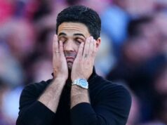 Správy z Arsenalu: Útočníkovi za 129 miliónov libier bolo povedané, aby upustil od prestupu, keď sa objaví frustrácia na tréningovom ihrisku Gabriel Jesus z Arsenalu sa rozpráva so spoluhráčom Eberechim Ezem