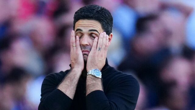 Gabriel Jesus z Arsenalu sa rozpráva so spoluhráčom Eberechim Ezem 