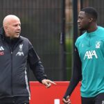 Holandský manažér Liverpoolu Arne Slot (L) sa rozpráva s francúzskym obrancom Liverpoolu #05 Ibrahimom Konate (R) počas tréningu na tímovom tréningovom ihrisku v Kirkby, severne od Liverpoolu v severozápadnom Anglicku, 3. novembra 2025, v predvečer ich futbalového zápasu fázy Ligy majstrov UEFA proti Realu Madrid. (Foto: PETER POWELL / AFP) (Foto: PETER POWELL/AFP cez Getty Images)