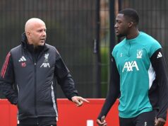 Správy z Liverpoolu: Aktualizácia Ibrahima Konate bola vydaná, keď Jurgen Klopp priznal nešikovnosť Arna Slotu Holandský manažér Liverpoolu Arne Slot (L) sa rozpráva s francúzskym obrancom Liverpoolu #05 Ibrahimom Konate (R) počas tréningu na tímovom tréningovom ihrisku v Kirkby, severne od Liverpoolu v severozápadnom Anglicku, 3. novembra 2025, v predvečer ich futbalového zápasu fázy Ligy majstrov UEFA proti Realu Madrid. (Foto: PETER POWELL / AFP) (Foto: PETER POWELL/AFP cez Getty Images)