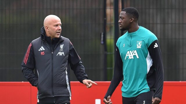 Holandský manažér Liverpoolu Arne Slot (L) sa rozpráva s francúzskym obrancom Liverpoolu #05 Ibrahimom Konate (R) počas tréningu na tímovom tréningovom ihrisku v Kirkby, severne od Liverpoolu v severozápadnom Anglicku, 3. novembra 2025, v predvečer ich futbalového zápasu fázy Ligy majstrov UEFA proti Realu Madrid. (Foto: PETER POWELL / AFP) (Foto: PETER POWELL/AFP cez Getty Images)          