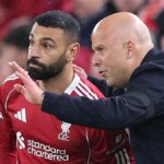 LIVERPOOL, ANGLICKO - 14. apríla: Arne Slot, manažér Liverpoolu, rokuje s Mohamedom Salahom predtým, ako ho privedie ako náhradníka počas štvrťfinálového zápasu 2025/26 Ligy majstrov UEFA medzi Liverpool FC a Paris Saint-Germain FC na Anfielde 14. apríla 2026 v Liverpoole v Anglicku. (Foto: Alex Livesey - Danehouse/Getty Images)