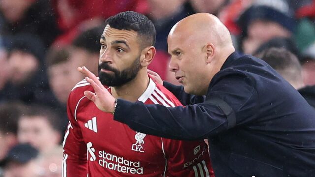 LIVERPOOL, ANGLICKO - 14. apríla: Arne Slot, manažér Liverpoolu, rokuje s Mohamedom Salahom predtým, ako ho privedie ako náhradníka počas štvrťfinálového zápasu 2025/26 Ligy majstrov UEFA medzi Liverpool FC a Paris Saint-Germain FC na Anfielde 14. apríla 2026 v Liverpoole v Anglicku. (Foto: Alex Livesey - Danehouse/Getty Images)