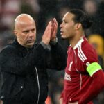 Arne Slot, manažér Liverpoolu, tlieska fanúšikom po boku Virgila van Dijka