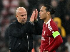 Správy z Liverpoolu: Arne Slot vyzval, aby uzavrel swapovú dohodu, keď Virgil van Dijk rieši fámy Arne Slot, manažér Liverpoolu, tlieska fanúšikom po boku Virgila van Dijka