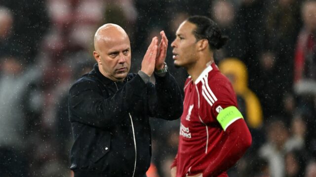 Arne Slot, manažér Liverpoolu, tlieska fanúšikom po boku Virgila van Dijka