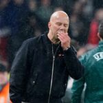 Arne Slot počas zápasu Liverpool vs PSG