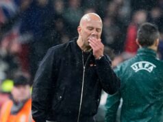 Správy z Liverpoolu: Brat Trenta Alexandra-Arnolda mieri kopať a Arne Slot dostal verdikt Arne Slot počas zápasu Liverpool vs PSG