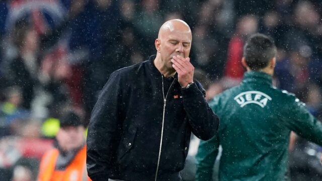 Arne Slot počas zápasu Liverpool vs PSG