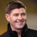 Manažér / hlavný tréner Liverpoolu Arne Slot sa rozprával s Mohamedom Salahom z Liverpoolu, ktorý odišiel zranený počas zápasu Premier League medzi Liverpoolom a Crystal Palace