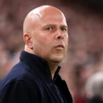 Arne Slot sa pozerá