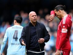 Správy z Liverpoolu: Virgil van Dijk ukazuje prstom za pohárovým šokom, keď Mo Salah posiela správu Virgil van Dijk