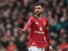 Správy z Man Utd: Bruno Fernandes chce od klubu prísľub, pretože prestup hviezdy dostane signál o schválení Bruno Fernandes z Manchestru United reaguje počas zápasu Premier League medzi Manchestrom United a Aston Villa na Old Trafford, Manchester, Spojené kráľovstvo, 15. marca 2026.