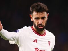 Správy z Man Utd: Bruno Fernandes vymenoval náhradu, keďže Marcus Rashford zvyšuje šance na prestup Bruno Fernandes z Manchestru United ukazuje palec hore