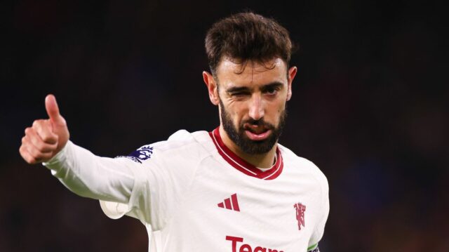 Bruno Fernandes z Manchestru United ukazuje palec hore