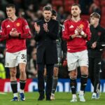 Michael Carrick, manažér Manchestru United, tlieska fanúšikom po zápase počas zápasu Premier League medzi Manchestrom United a Leeds United na Old Trafford, Manchester, Spojené kráľovstvo, 13. apríla 2026.
