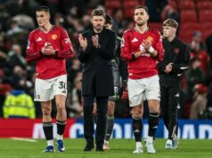 Správy z Man Utd: Dosiahla sa dohoda o prestupe, keďže sme dostali veľkú podporu z cieľovej sumy 90 miliónov libier Michael Carrick, manažér Manchestru United, tlieska fanúšikom po zápase počas zápasu Premier League medzi Manchestrom United a Leeds United na Old Trafford, Manchester, Spojené kráľovstvo, 13. apríla 2026.