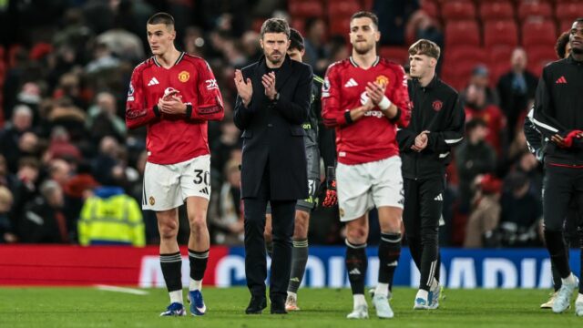 Správy z Man Utd: Dosiahla sa dohoda o prestupe, keďže Michael Carrick, manažér Manchestru United, tlieska fanúšikom po zápase počas zápasu Premier League medzi Manchestrom United a Leeds United na Old Trafford, Manchester, Spojené kráľovstvo, 13. apríla 2026.