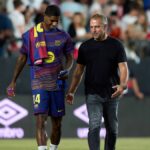 Marcus Rashford z FC Barcelona komunikuje s hlavným trénerom Hansim Flickom pred zápasom LaLiga EA Sports medzi Rayo Vallecano de Madrid a FC Barcelona.