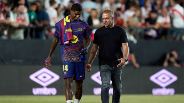 Správy z Man Utd: Marcus Rashford povedal, že „máme iné Marcus Rashford z FC Barcelona komunikuje s hlavným trénerom Hansim Flickom pred zápasom LaLiga EA Sports medzi Rayo Vallecano de Madrid a FC Barcelona.