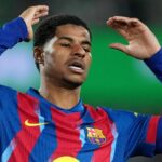 Marcus Rashford reaguje počas hry za Barcelonu