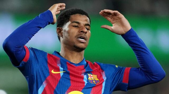 Marcus Rashford reaguje počas hry za Barcelonu