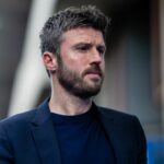 Dočasný manažér Michael Carrick z Manchestru United prichádza pred zápasom Premier League medzi Chelsea a Manchestrom United na Stamford Bridge 18. apríla 2026 v Londýne v Anglicku.