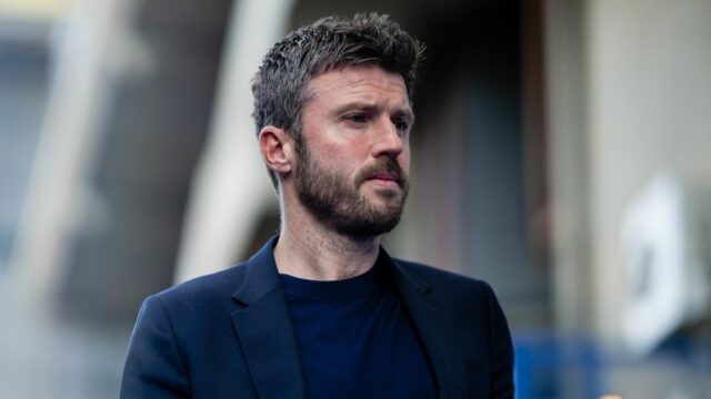 Dočasný manažér Michael Carrick z Manchestru United prichádza pred zápasom Premier League medzi Chelsea a Manchestrom United na Stamford Bridge 18. apríla 2026 v Londýne v Anglicku. 