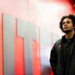 Joshua Zirkzee pred semifinálovým zápasom druhej etapy Európskej ligy UEFA 2024/25 medzi Manchestrom United a Athletic Club.