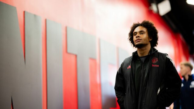 Joshua Zirkzee pred semifinálovým zápasom druhej etapy Európskej ligy UEFA 2024/25 medzi Manchestrom United a Athletic Club. 