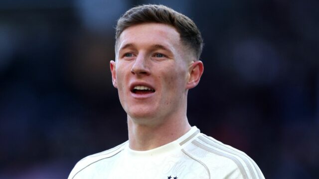 Elliot Anderson z Nottingham Forest v akcii počas zápasu Premier League medzi Aston Villa a Nottingham Forest vo Villa Parku 3. januára 2026 v Birminghame v Anglicku. 