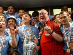 Stephen Bunting šokuje hviezdy Coventry City a pripája sa k divokým oslavám titulu Stephen Bunting
