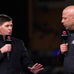 Bývalý kapitán Liverpoolu a znalec TNT Sport Steven Gerrard hovorí s manažérom / hlavným trénerom Liverpoolu Arne Slotom pred zápasom Premier League medzi Wolverhampton Wanderers a Liverpoolom v Molineux 3. marca 2026 vo Wolverhamptone v Anglicku.