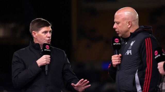 Bývalý kapitán Liverpoolu a znalec TNT Sport Steven Gerrard hovorí s manažérom / hlavným trénerom Liverpoolu Arne Slotom pred zápasom Premier League medzi Wolverhampton Wanderers a Liverpoolom v Molineux 3. marca 2026 vo Wolverhamptone v Anglicku.