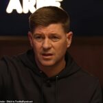 Steven Gerrard hovorí, že by rád pomohol Arnemu Slotovi v Liverpoole – a „sníval“ by o ich riadení jedného dňa, ale ešte sa na túto prácu necíti pripravený