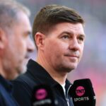 Steven Gerrard hovorí do mikrofónu