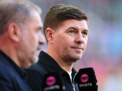 Steven Gerrard sa snaží „skryť“ hráčov a majiteľov Chelsea – „už by ste im nikdy neverili“ Steven Gerrard hovorí do mikrofónu