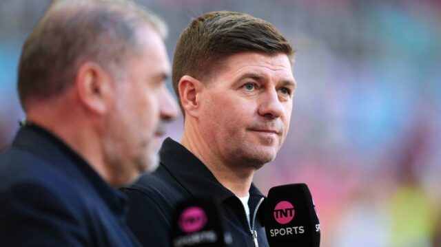 Steven Gerrard hovorí do mikrofónu