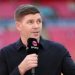 Steven Gerrard hovorí do mikrofónu