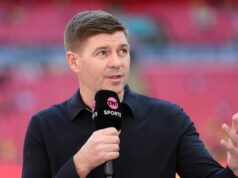 Steven Gerrard spustil divokú kritiku Chelsea – „už by ste im nikdy neverili“ Steven Gerrard hovorí do mikrofónu