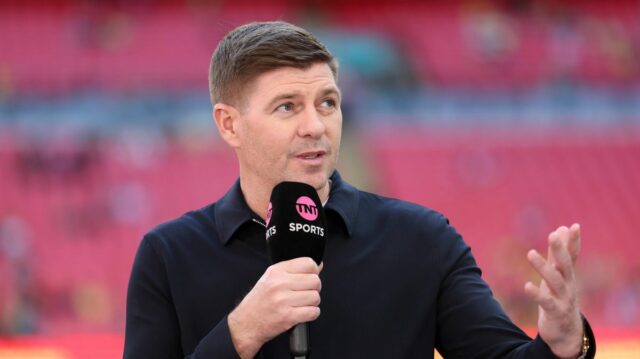 Steven Gerrard hovorí do mikrofónu