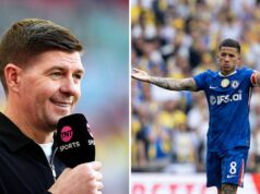 Steven Gerrard víta Enza Fernandeza po dominantnom zobrazení zápasu Chelsea vs Leeds Steven Gerrard víta Enza Fernandeza po dominantnom zobrazení zápasu Chelsea vs Leeds