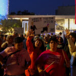 Stovky Izraelčanov demonštrovali, keď sa mierové rozhovory medzi USA a Iránom zastavili | Izrael útočí na Libanon