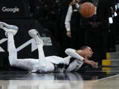 Strašidelný moment, keď hviezda NBA udrie hlavou o ihrisko… pred odchodom z play-off kvôli obavám o otras mozgu Superhviezda San Antonia Spurs Victor Wembanyama udrel hlavou na kurt