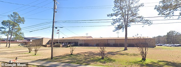 Stredoškolský traťový tréner suspendovaný úradníkmi po vírusovej konfrontácii kvôli údajným Stredná škola Prescott v juhozápadnom Arkansase bola miestnou atletickou veľmocou