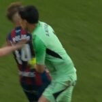 Brankár Realu Zaragoza Esteban Andrada strelil päsťou súperovi.