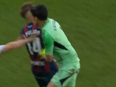 Stretnutie La Ligy 2 prepuklo do hromadnej bitky, keď brankár vyrazil päsť a traja boli vylúčení Brankár Realu Zaragoza Esteban Andrada strelil päsťou súperovi.