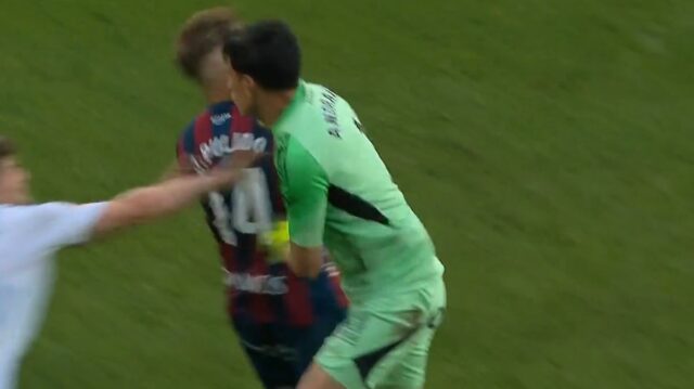 Brankár Realu Zaragoza Esteban Andrada strelil päsťou súperovi.