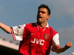 Stroj na prdenie žartíka Arsenalu nechal manažéra počas tímových stretnutí bez slova Muž oblečený v červeno-bielom futbalovom drese s